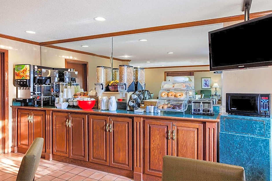 La Quinta Inn & Suites by Wyndham Detroit Southgate