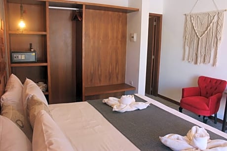 Suite Deluxe with Private Patio and Room Temperature Bathtub