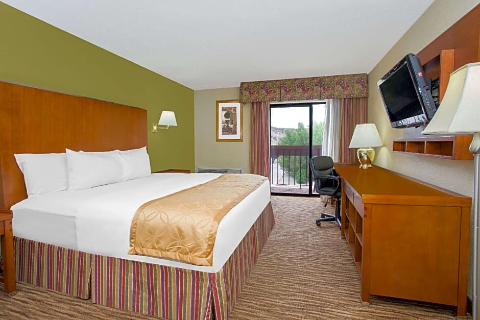 Days Inn & Suites by Wyndham Red Rock-Gallup