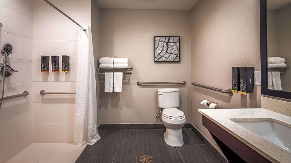 Best Western Plus Bay City Inn & Suites