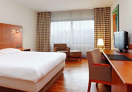 Family Connecting Room (2 Adults + 2 Children)