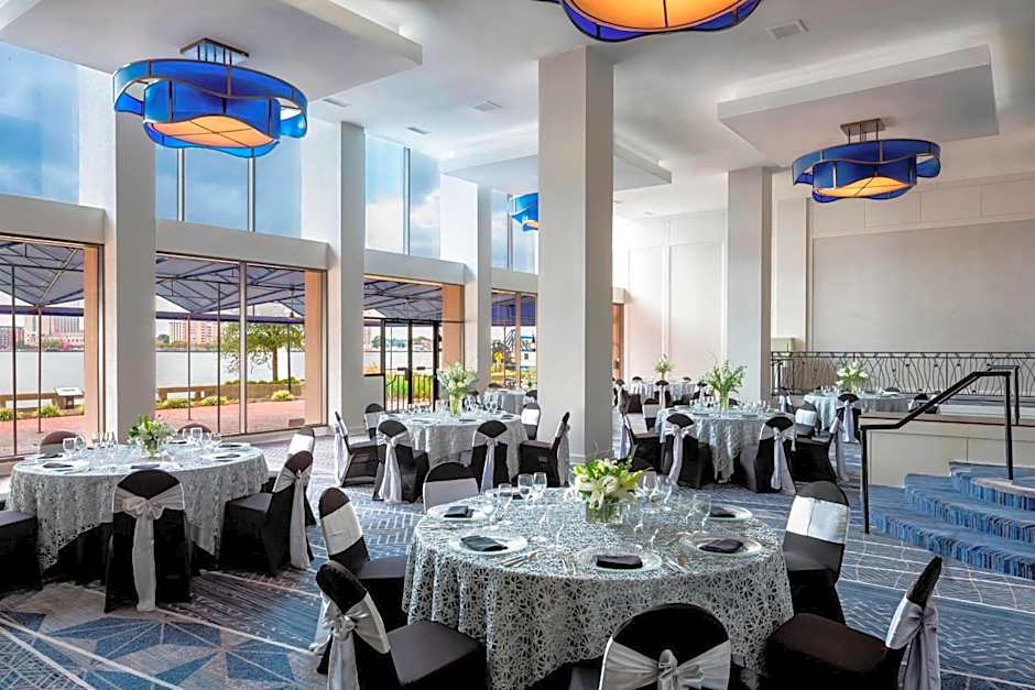 Sheraton Norfolk Waterside Hotel