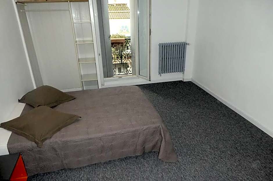 eTANIT ! Parking VélO, Etape Bicycle - 1mn a toute Connection Bus,Train et Aéroport - Calme Plein Centre de Beziers pour visiter,manger - Chambres Climatisées, Spacieuses Amenagees pour Singles, Couple, et ou Familles - Consigne et Petit Dej en plus