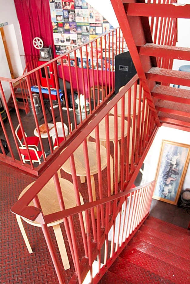 Alface Hall Hostel & Bar