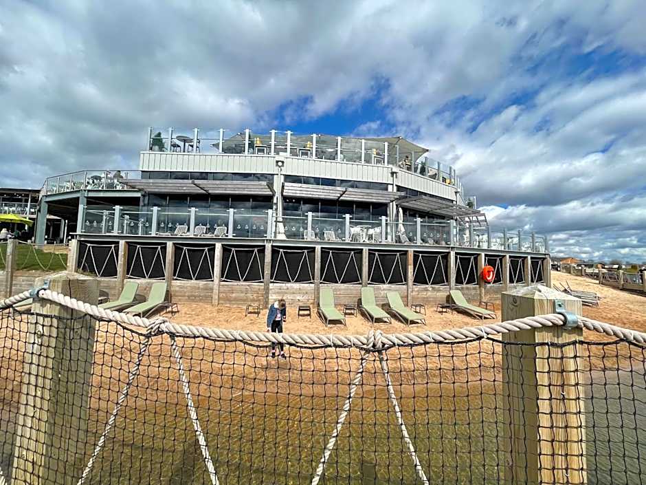 Sunscape breaks At Tattershall Lakes