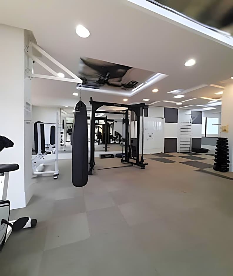 Apto em frente ao shopping com piscina aquecida