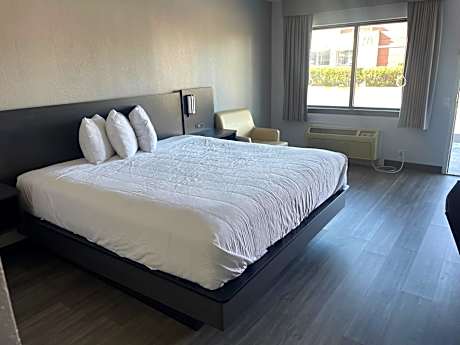 King Room with Mobility Access and Bathtub with Grab Bars, Non-Smoking