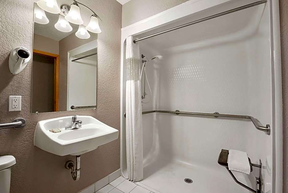 Super 8 by Wyndham Green Bay I-43 Bus. Park