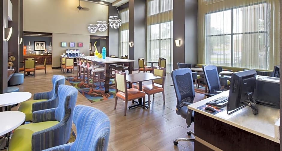 Hampton Inn & Suites Pensacola I-10 N at University Town Plaza