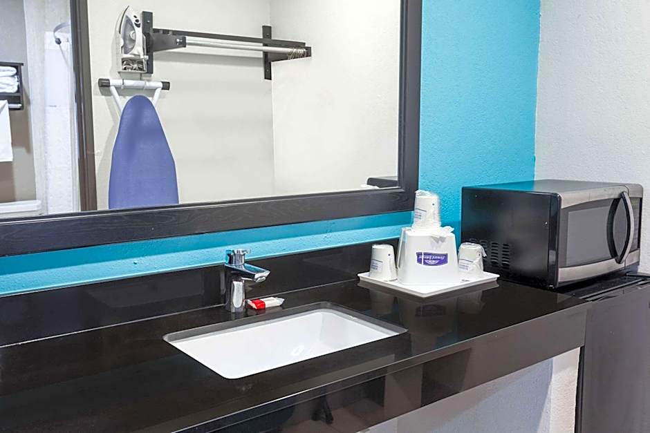 Howard Johnson by Wyndham National City/San Diego South