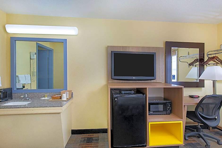 Days Inn by Wyndham Holladay