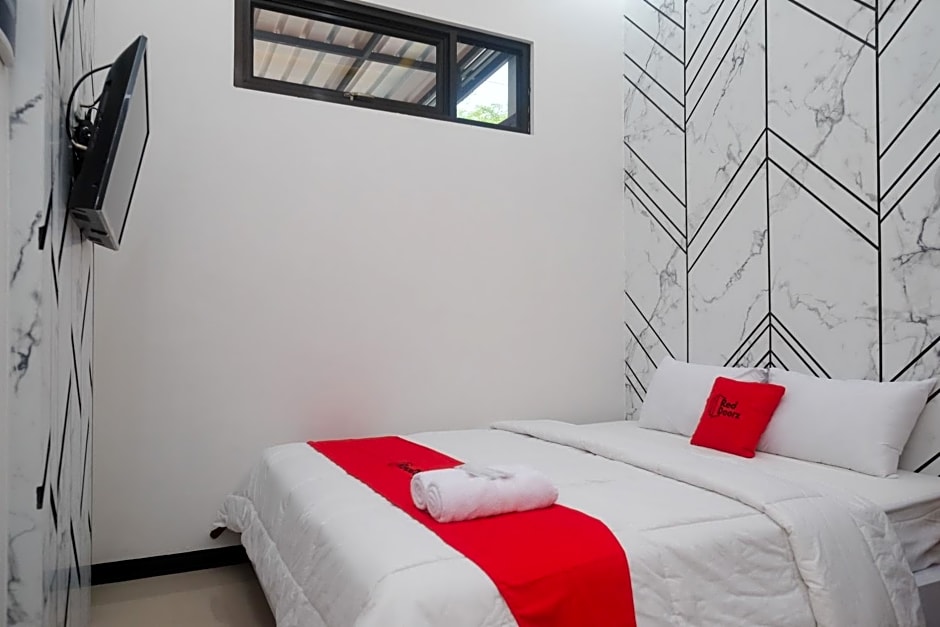 RedDoorz Syariah at Tasneem Puspowarno Semarang