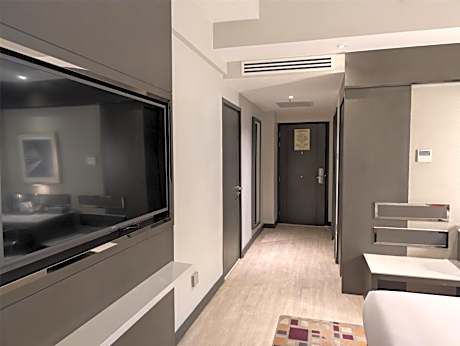 Superior King Room with Roll-In Shower - Disability/Non-Smoking