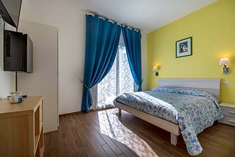 Deluxe Double Room with Balcony and Sea View