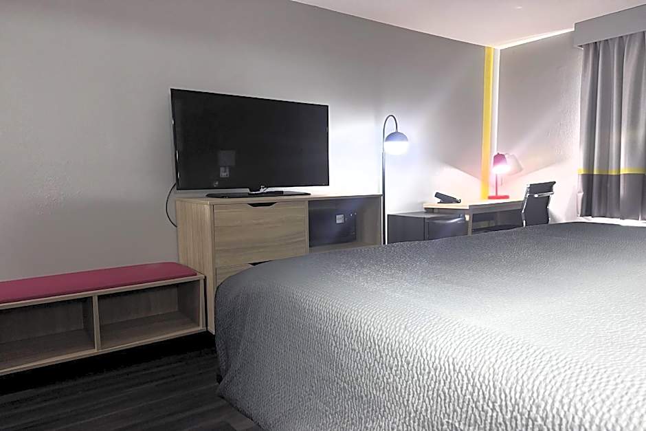 Super 8 by Wyndham Clinton/Jackson West