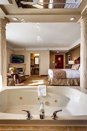 Luxury King Suite with Jetted Tub