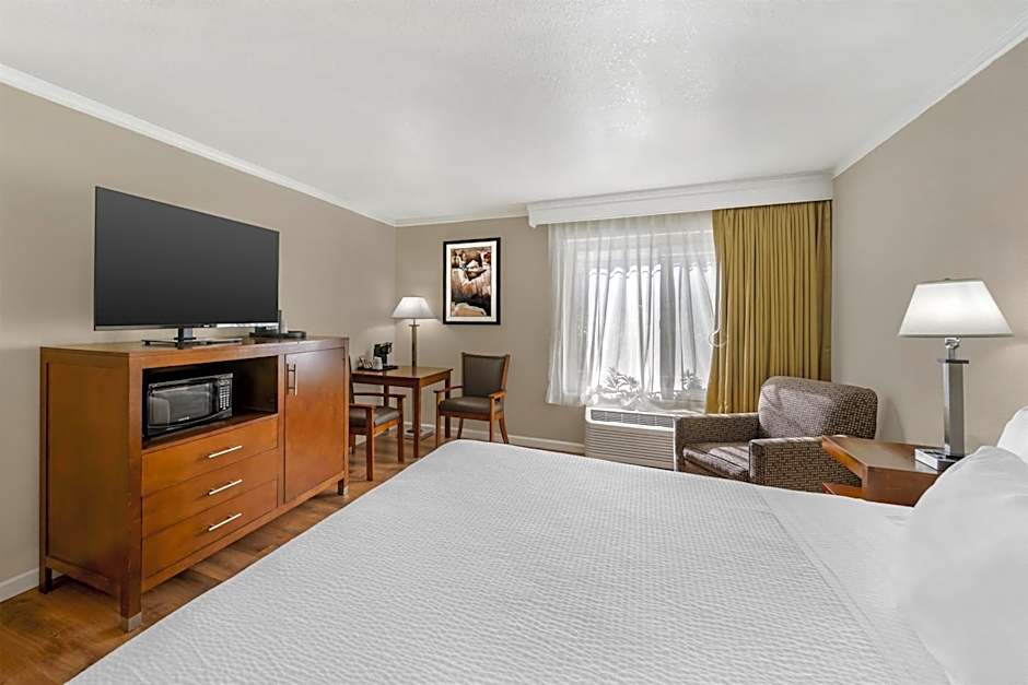 Best Western Plus Northwoods Inn