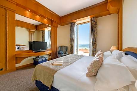 Panoramic Suite with Terrace