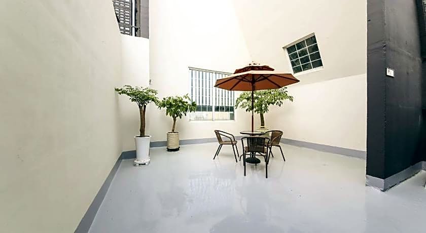 almond hotel Gupo station