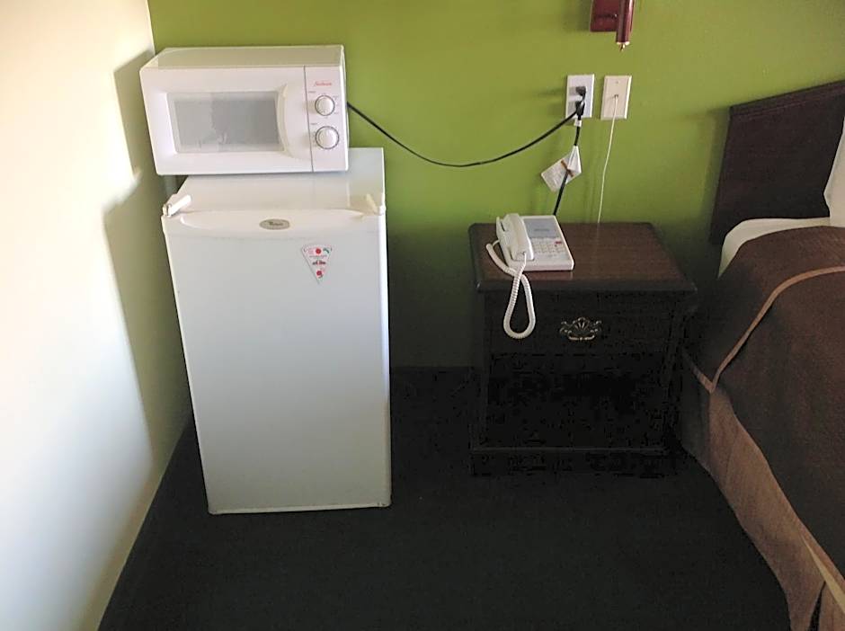 Howard Johnson by Wyndham Grand Prairie Near Lone Star Park