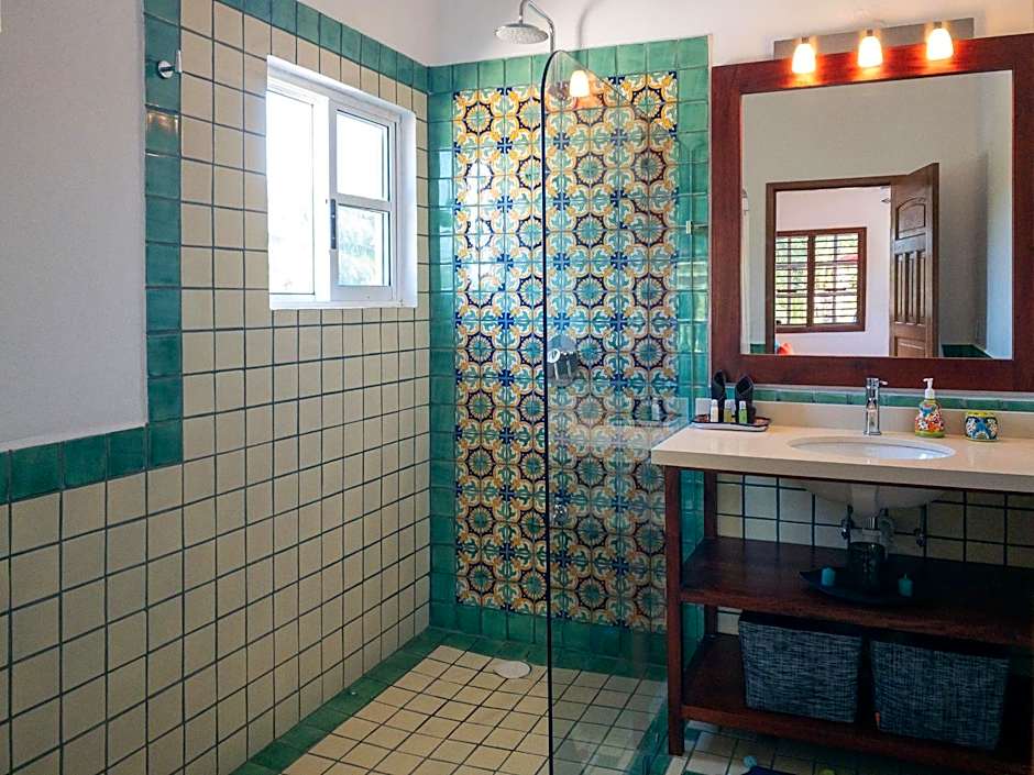 Casa Zarah - Hacienda Family Home - Pool and 2-Block to Beach