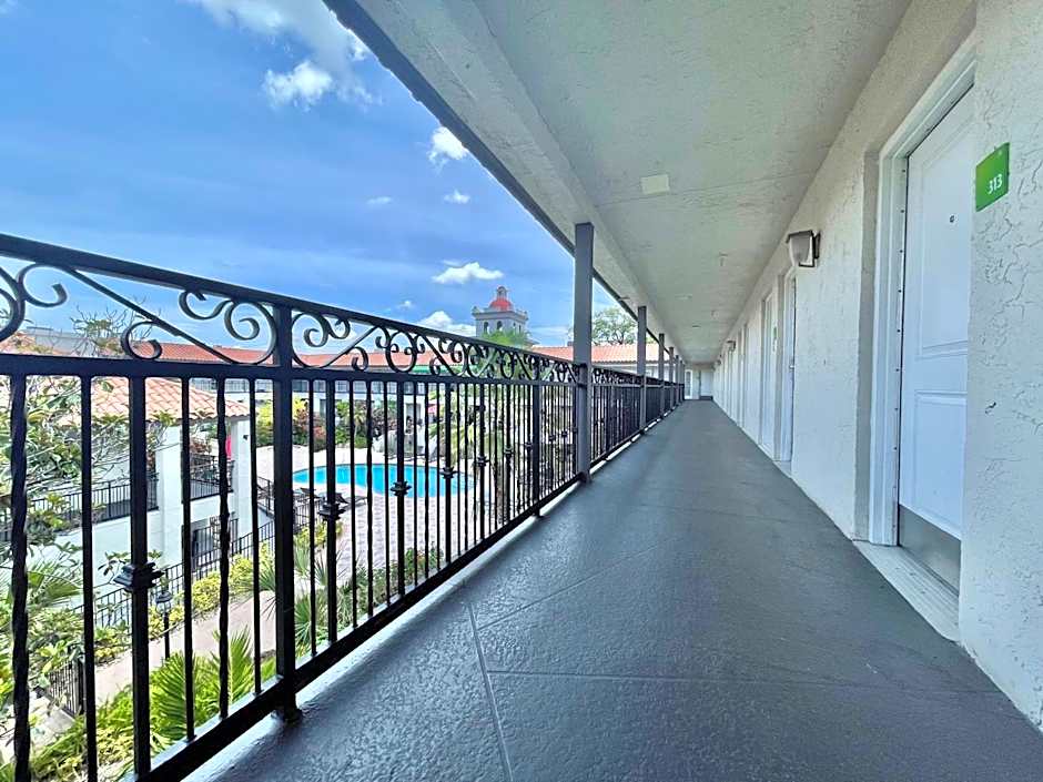 Red Roof PLUS+ & Suites Tampa