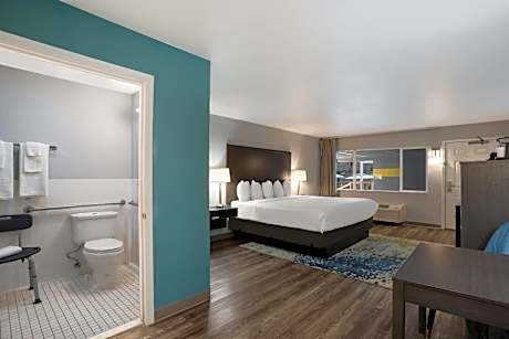 King Room with Courtyard View - Disability Access/Non Smoking