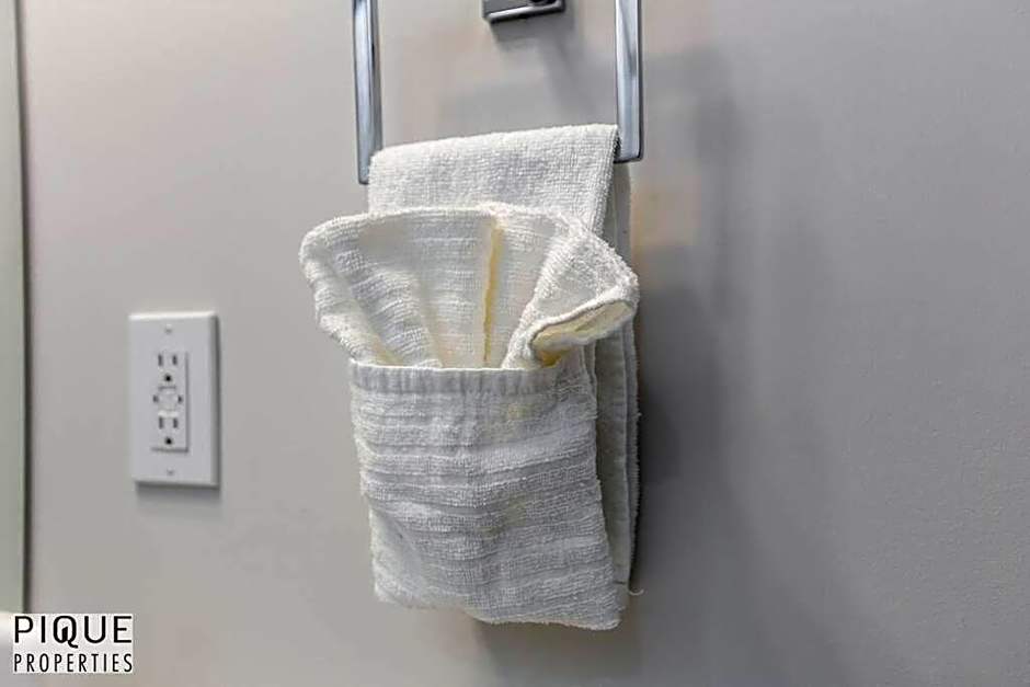 NEW, Mountain Chic Suite, Whyte Avenue, Netflix, WiFi, Sleeps 6