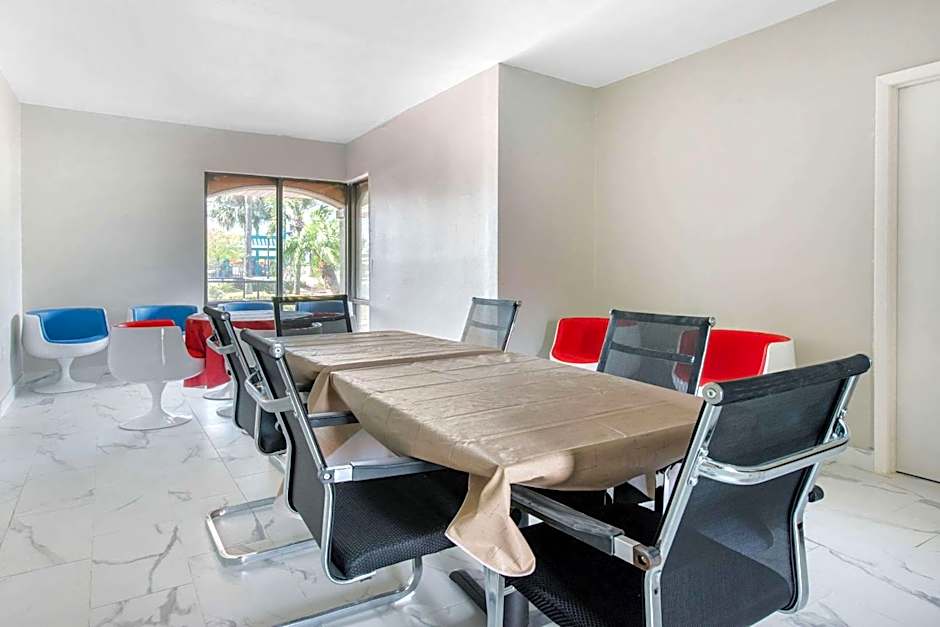 Clarion Inn & Suites Kissimmee-Lake Buena Vista South