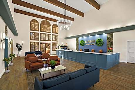 La Fuente Inn & Suites