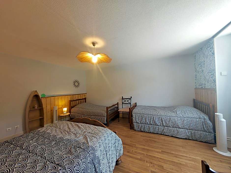 chez Émile côté face maison entière, 3 chambres, 2 salles de bains,jardin et terrasse