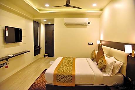 Deluxe Double Room (2 Adults + 1 Child)