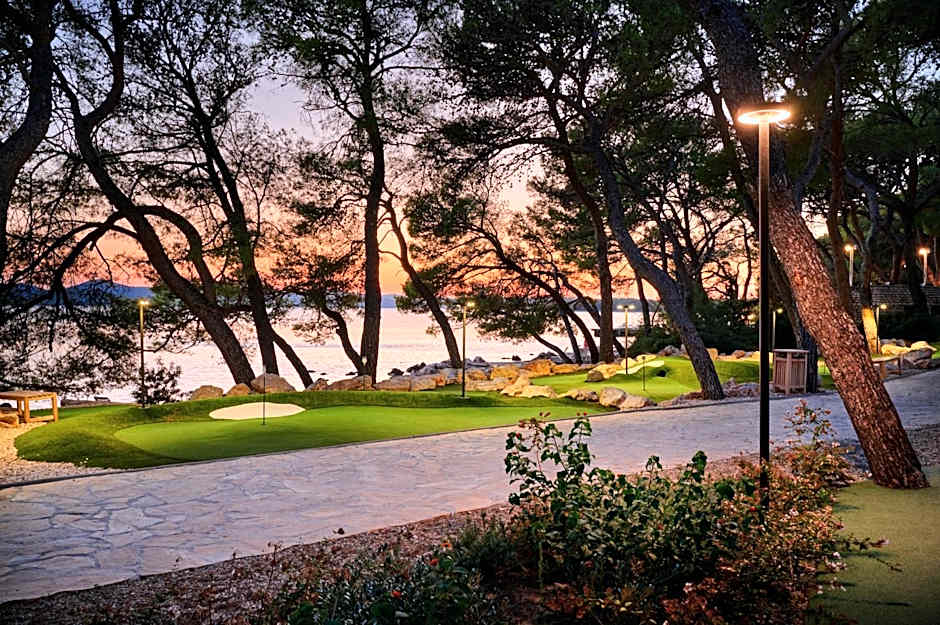 Pine Beach Pakostane Glamping Homes - All Inclusive light