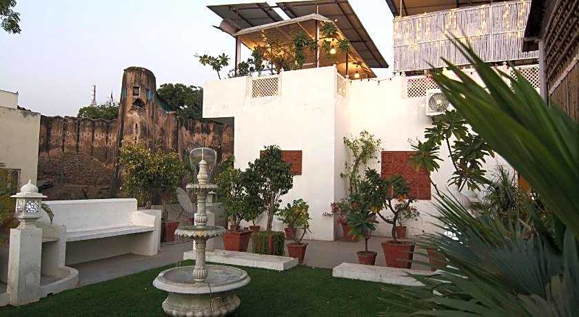 Chitra Katha Hotel