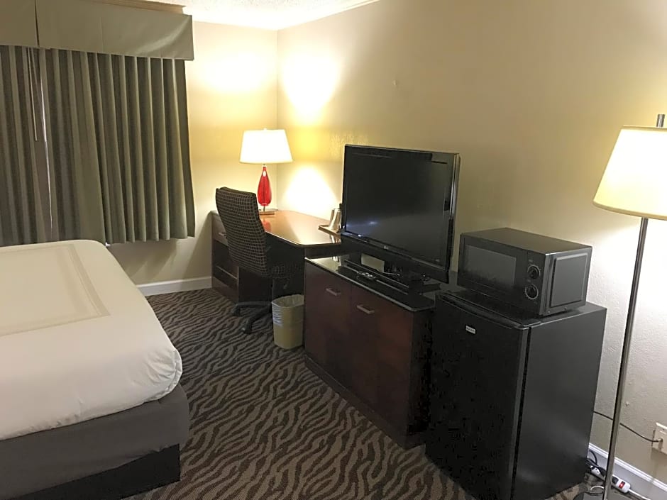 Hometown Inn & Suites