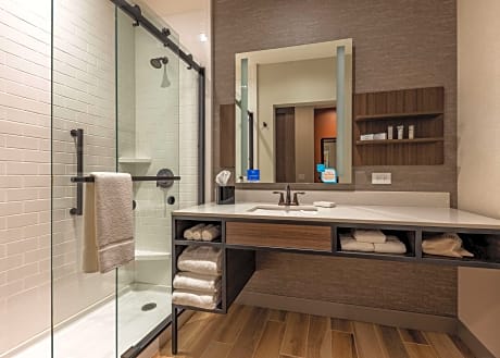 1 King Bed Deluxe Landmark View