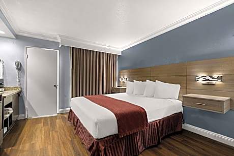 King Suite with Balcony - Non-Smoking