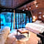 Chalét com jacuzzi sauna lareira e telao cinema