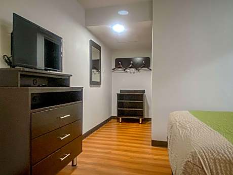 1 Queen Bed | Non-Smoking, Kitchen