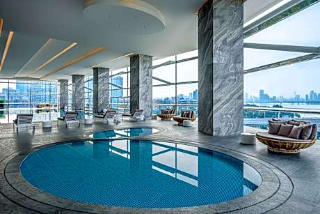 Club Riverside King Room