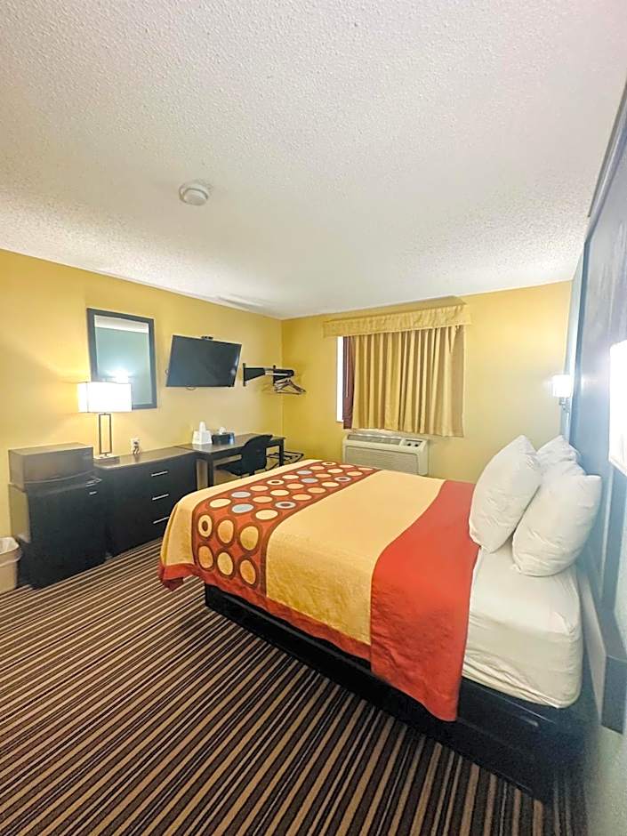 Super 8 by Wyndham Warrenton