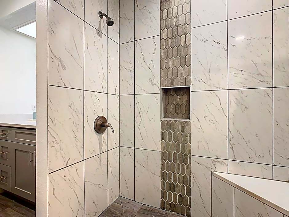 Be Our Guest! 1 Bedroom Condo Near Disney Parks!