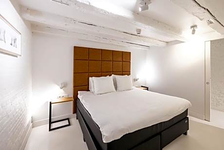 Large 1 Bedroom Apartment with Sofa Bed - Canal view