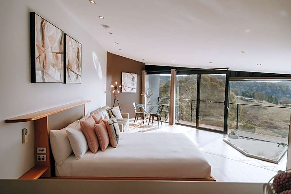 Foto 1 de 8 de Spa 1 King Bed Suite, Jetted Tub, River View
