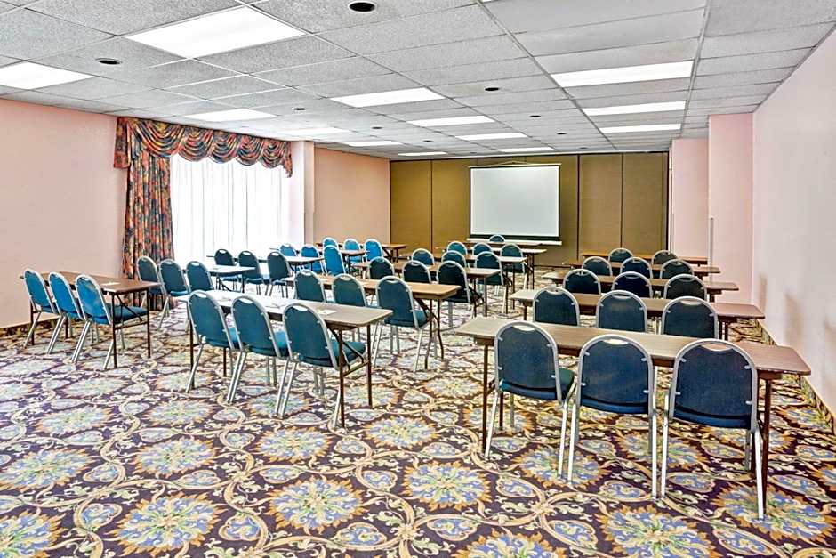 Days Inn & Suites by Wyndham Fullerton
