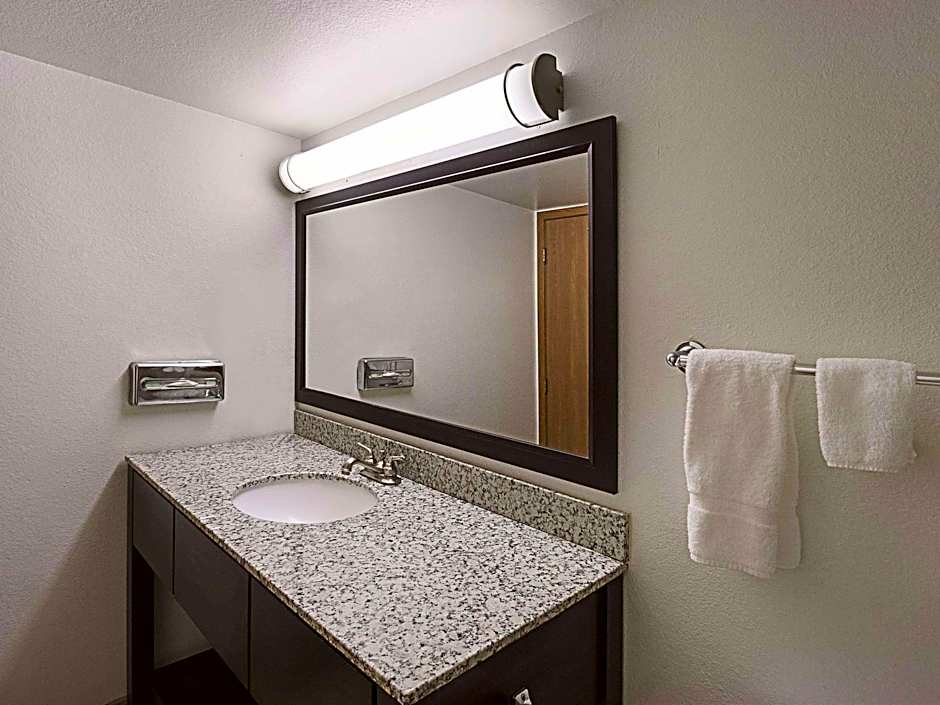 La Quinta Inn & Suites by Wyndham Woodburn