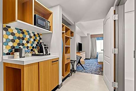Evolution Deluxe Queen Suite