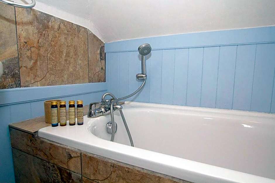 Cliff House B&B & The Moorings Apartments – Newquay