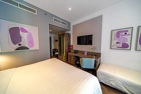 Family Room - Drop off to Public Beach and Metro