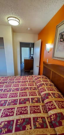 King Suite - Non-Smoking